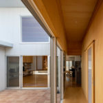 Haus auf Stelzen im japanischen Takaoka von Unemori Architects