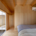 Schlafbereich in einem Haus in Japan von Unemori Architects