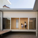 Haus auf Stelzen im japanischen Takaoka von Unemori Architects