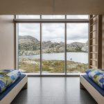 Blick in eine Schlaflodge: Die Panoramafenster lassen Tageslicht ins Innere und erlauben Ausblicke auf die Landschaft und den See. Bild: Koko Architects / Tonu Tunnel