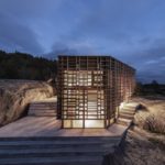 Künstlerhaus in Norwegen mit prägnanter Holzfassade aus Kebony-Holz