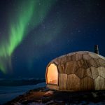 Wanderhütte aus Kebony bei Polarlichtern