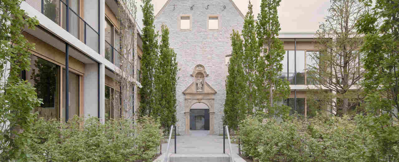 Kloster-Fassade aus Mauerwerk