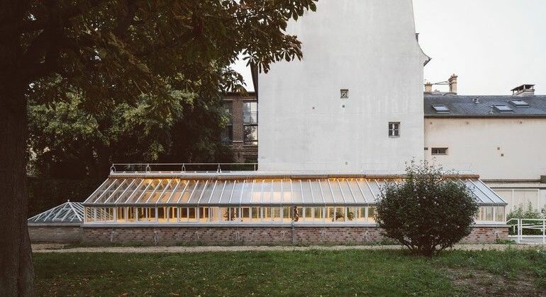 Umgenutztes historisches Gewächshaus im Garten einer Privatklinik in Paris