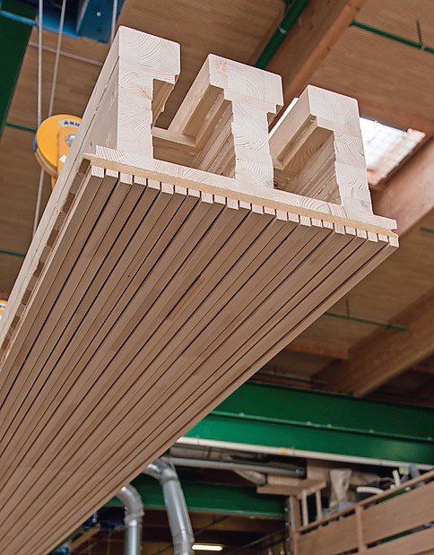 Holzdeckenelement mit vorgefrästen Aussparungen für Rohre und Leitungen. Bild: Lignotrend, Weilheim-Bannholz