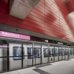 rot glasierte Longoton Keramikplatten im Format 343 x 2.847 Millimeter schmücken die drei Umstiegsbahnhöfe Kopenhagen Hauptbahnhof