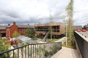 Maggie’s Oldham ist das erste aus nachhaltigem Tulipwood-Kreuzlagenholz erbaute Gebäude. Bild: AHEC 
