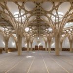 Dachtragwerk einer Moschee in Holzbauweise mit freigeformten Baumstützen