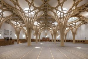 Dachtragwerk einer Moschee in Holzbauweise mit freigeformten Baumstützen