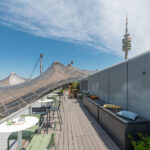 Coubertin-Terrassen von Auer Weber im Olympiapark München mit neuem Bodenbelag aus Holzverbundwerkstoff