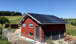 Energieautark: Ein Neubau in der Schweizer Gemeinde Vechigen verzichtet auf einen Anschluss an das öffentliche Stromnetz und versorgt sich selbst mit Solarthermie, Photovoltaik und Stromspeicher. Bild: Powerball-Systems AG