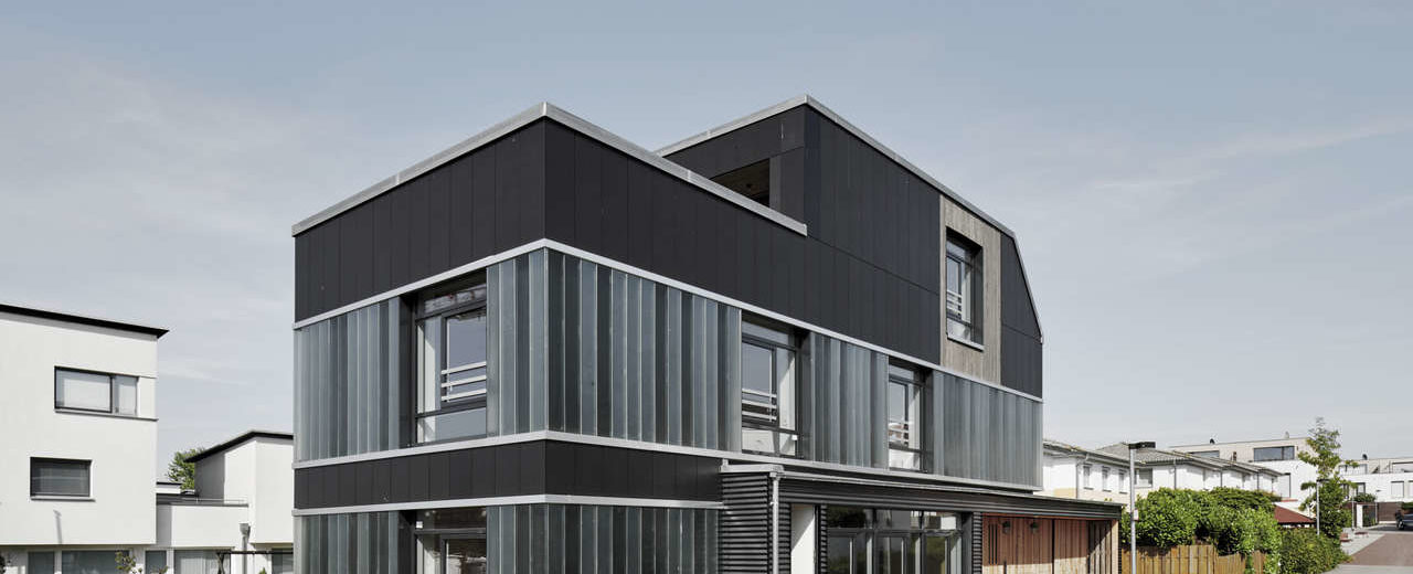 Recyclinghaus mit Fassade aus Faserzementplatten