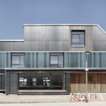Recyclinghaus mit Fassade aus Faserzementplatten