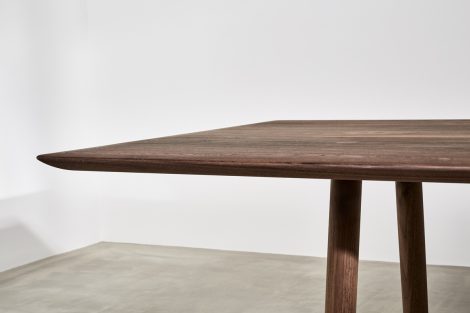 Tisch aus der Möbelkollekton OVO.