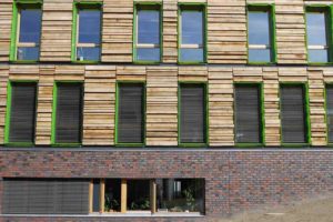Holzbau mit Fassade aus recyceltem Eichenholz
