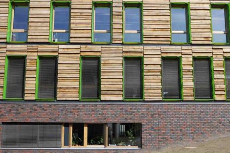 Holzbau mit Fassade aus recyceltem Eichenholz