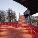 Rote Fußgängerbrücke in Darmstadt - Gewinner beim Caparol-Architekturpreis