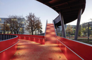 Rote Fußgängerbrücke in Darmstadt - Gewinner beim Caparol-Architekturpreis