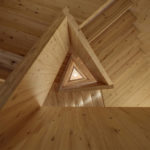 Dreieckiger Kirchturm aus Holz von innen