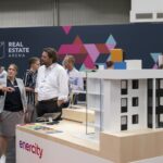 Besucher und Aussteller im Gespräch auf der Immobilienmesse »Real Estate Arena«