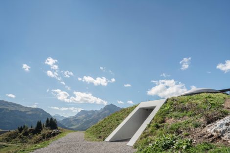 Lichtraum am Berg: Skyspyce Lech in Vorarlberg von James Turrell. Bild: si!kommunikation / Florian Holzherr
