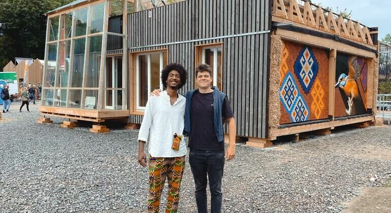 Beim Solar Decathlon Wuppertal haben die Studenten Marvin Martin (l.) und Paul Tschense Erfahrungen gesammelt, die ihnen bei ihrem Wohnungsbauprojekt in Ghana weiterhelfen
