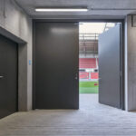 Zweiflügelige Tür im Technik-Bereich des Europapark-Stadions