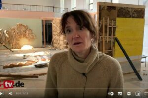 Folke Köbberling vor ihrer künstlerischen Intervention mit Holz, Schafwolle und Lehm
