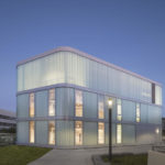 Neues Isotopenlabor in Lübeck von hammeskrause mit semitransparenter Profilglas-Fassade