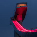 Bergisel-Skisprungschanze in Innsbruck rot beleuchtet