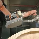 Der CNC-Roboter fräst in höchster Präzision aus Nadelholzblöcken rund 500 dreidimensionale Einzelteile