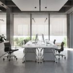 Büro von innen mit Sonnenschutz aus rollbaren Aluminiumlamellen