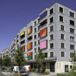 Gebäude mit farbigem textilem Sonnenschutz