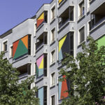 Farbenfrohe Senkrechtmarkisen an Zürichs größtem Studentenwohnhaus