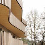 Deckenelemente aus Brettsperrholz ermöglichen eine kostengünstige Konstruktion der geschwungenen Balkone als statische Kragarme. Bild: David Franck