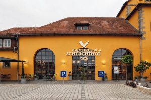 Bei der Sanierung des alten Schlachthofs in Rothenburg o.d.T. wurden im neuen BrotHaus-Café Holzdielen aus bis zu 200 Jahre altem Fichtenholz verlegt. Bilder: Uzin