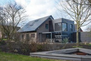 Mit Solarziegel, 3-fach-Verglasung und Fassadendämmung zum Plusenergiehaus