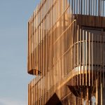 Kunstvolle Fassade aus Holzlatten