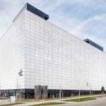 Streckmetall-Fassade mit Schiebeläden am Deutschen Zentrum für Luft- und Raumfahrt in Stuttgart. Bild: Colt International GmbH