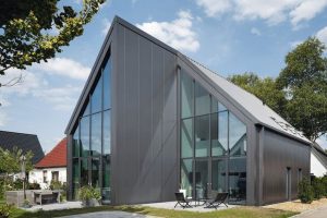 Mit Sandwichpaneelen erzielte man eine unkonventionelle Architektur. Bild: Kingspan GmbH