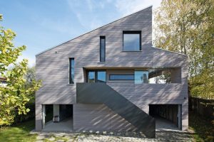 Holzhaus auf Stützen mit Sichtholzoptik der Weißtanne - außen und innen. Bild: © Florian Kunzendorf