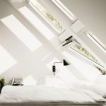 Schlafzimmer mit in die Dachschräge eingelassenen Fenstern. Bild: Velux Deutschland GmbH