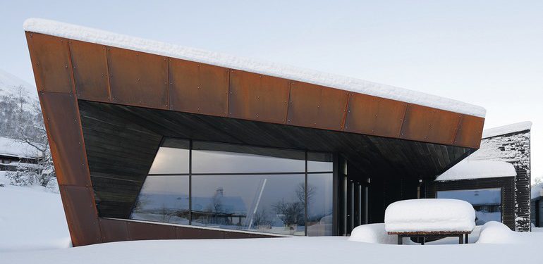 Ein ungewöhnliches Ferienhaus in Ålesund, Norwegen, hat eine Glasfassade von Schüco mit neuester Rahmentechnologie und Dreifach-Isolierverglasung erhalten. Bild: Invit Arkitekter, Ålesund / Johan Holmquist