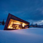 Hell erleuchtete Lodge in einer verschneiten Landschaft. Bild: Invit Arkitekter, Ålesund / Johan Holmquist