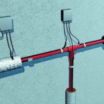 Isolierte Wasserleitung mit parallel verlegten Kabeln. Bild: AEG Haustechnik