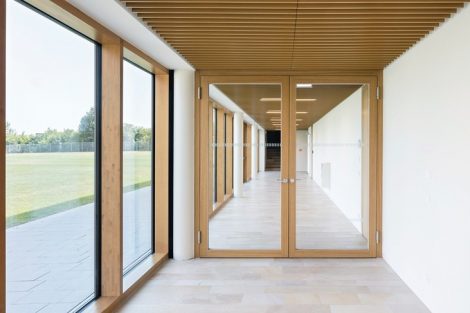 Massivholz-Rahmentüren: Filigrane Profile und großflächige Verglasungen