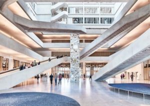 Atrium-Luftraum mit sich kreuzenden Treppenläufen in der Fachhochschule in Muttenz von pool Architekten
