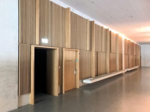 Hörsaal-Flurwände mit Lamellen aus Eichenholz in der Fachhochschule in Muttenz von pool Architekten