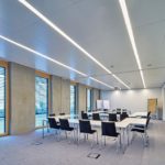Konferenzraum mit Decken-Leuchtleisten