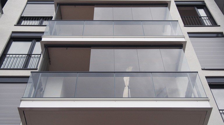 Rahmenloses Balkonfassadensystem für hohen Wohnkomfort